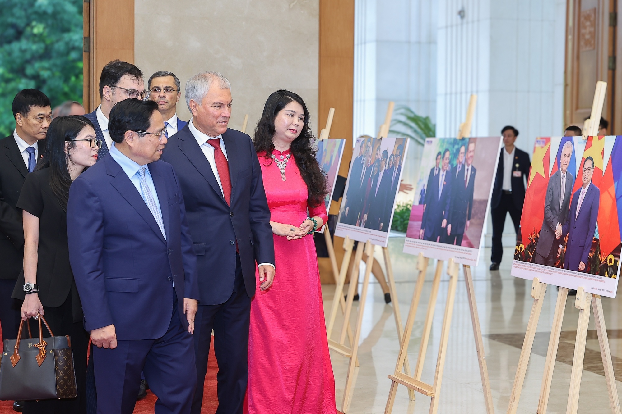 Thủ tướng Phạm Minh Chính và Chủ tịch Duma Quốc gia Nga Vyacheslav Volodin tham quan trưng bày ảnh về quan hệ hợp tác giữa hai nước - Ảnh: VGP/Nhật Bắc Thủ tướng Phạm Minh Chính và Chủ tịch Duma Quốc gia Nga Vyacheslav Volodin tham quan trưng bày ảnh về quan hệ hợp tác giữa hai nước - Ảnh: VGP/Nhật Bắc