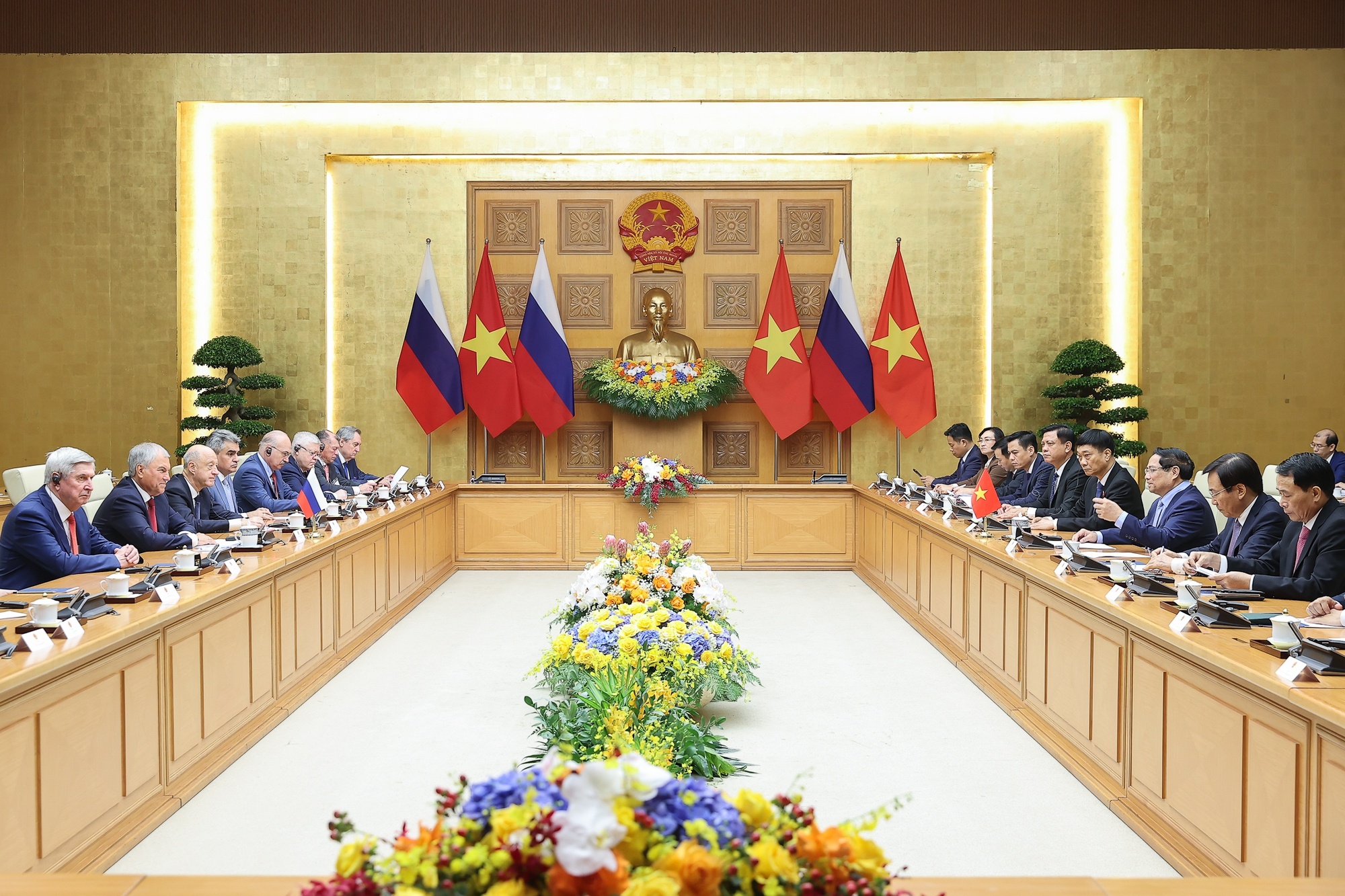Thủ tướng Phạm Minh Chính và Chủ tịch Duma Quốc gia V. Volodin cũng nhất trí làm sâu sắc hơn nữa hợp tác trong lĩnh vực nhân văn, giáo dục - đào tạo, y tế, quốc phòng - an ninh - Ảnh: VGP/Nhật Bắc Thủ tướng Phạm Minh Chính và Chủ tịch Duma Quốc gia V. Volodin cũng nhất trí làm sâu sắc hơn nữa hợp tác trong lĩnh vực nhân văn, giáo dục - đào tạo, y tế, quốc phòng - an ninh - Ảnh: VGP/Nhật Bắc