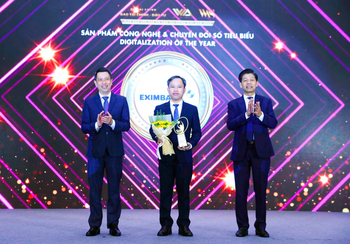 Ông Nguyễn Tấn Bảo - Phó Giám đốc Khối Công nghệ Thông tin Ngân hàng Eximbank vinh dự nhận giải.