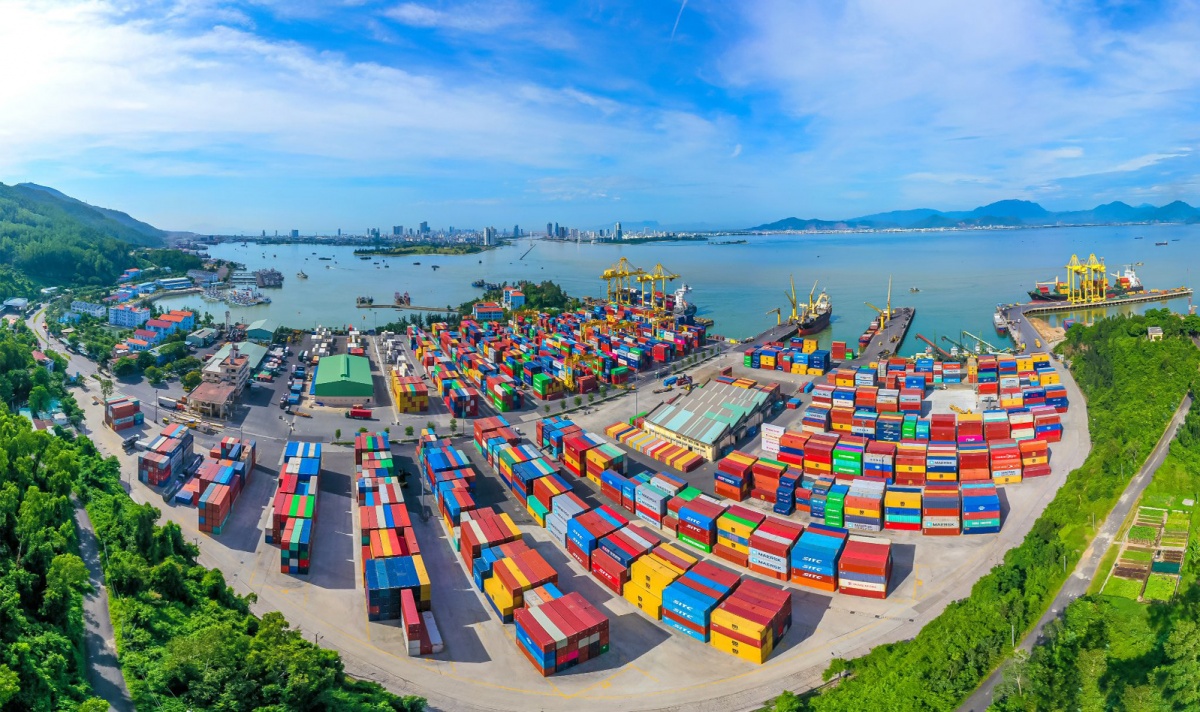 Việt Nam đang tận dụng ba động lực trụ cột - cải cách thể chế, giải ngân đầu tư công 900.000 tỷ đồng và dòng vốn FDI - để đạt mục tiêu tăng trưởng 8,3-8,5% trong năm 2025