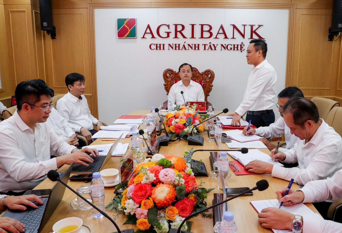 Chủ tịch HĐTV Agribank làm việc với các chi nhánh tại Nghệ An, kịp thời chỉ đạo khắc phục bão lũ Chủ tịch HĐTV Agribank làm việc với các chi nhánh tại Nghệ An, kịp thời chỉ đạo khắc phục bão lũ