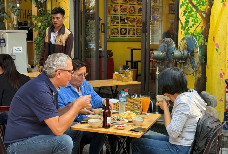 Du khách nước ngoài thưởng thức phở cuốn tại phố đi bộ Ngũ Xá Du khách nước ngoài thưởng thức phở cuốn tại phố đi bộ Ngũ Xá