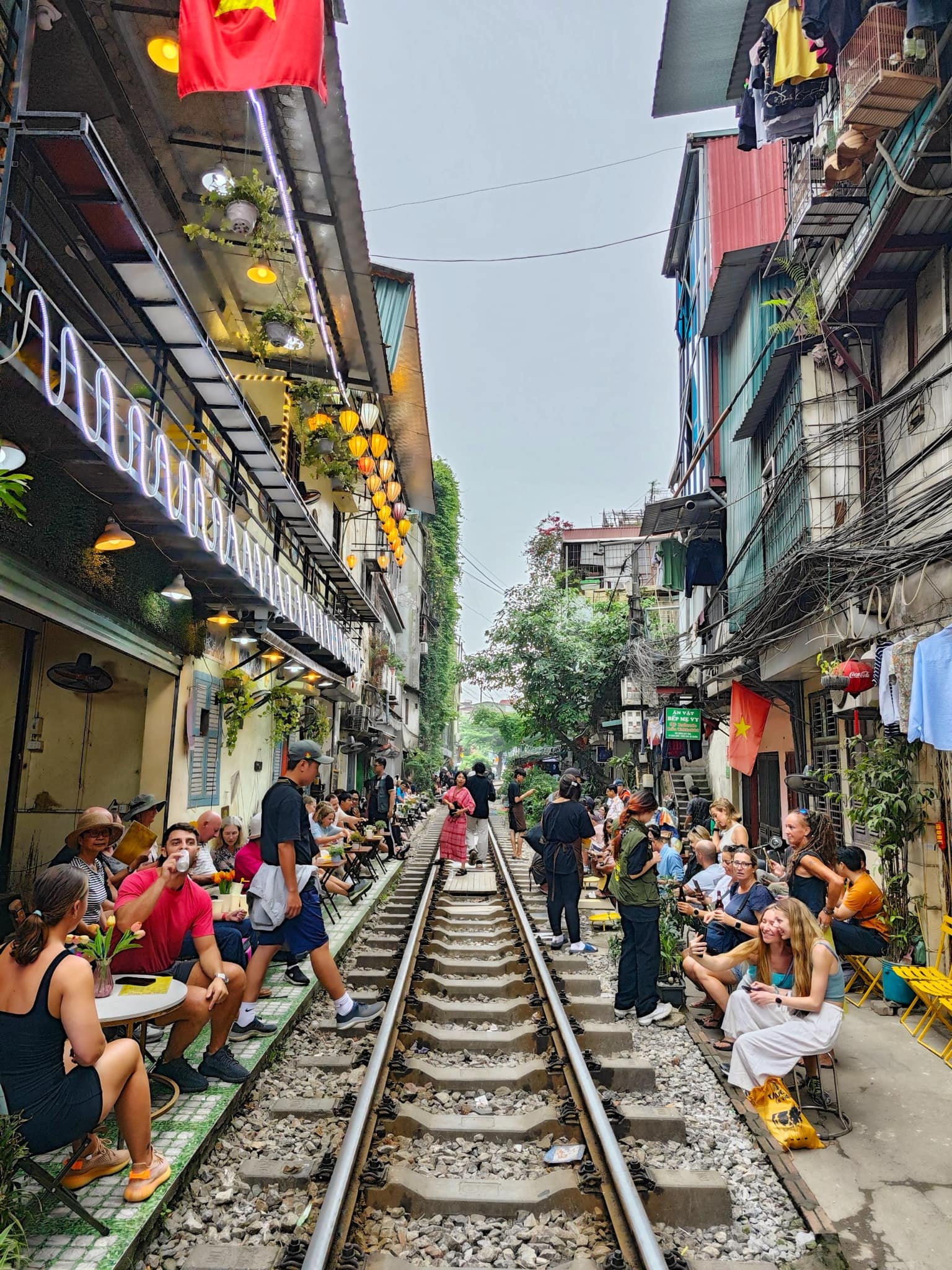 Trải nghiệm cà phê đường tàu thu hút hàng trăm lượt khách vào dịp cuối tuần. Đặc biệt, khách du lịch nước ngoài chiếm số đông. Ảnh: Khương Minh Trải nghiệm cà phê đường tàu thu hút hàng trăm lượt khách vào dịp cuối tuần. Đặc biệt, khách du lịch nước ngoài chiếm số đông. Ảnh: Khương Minh