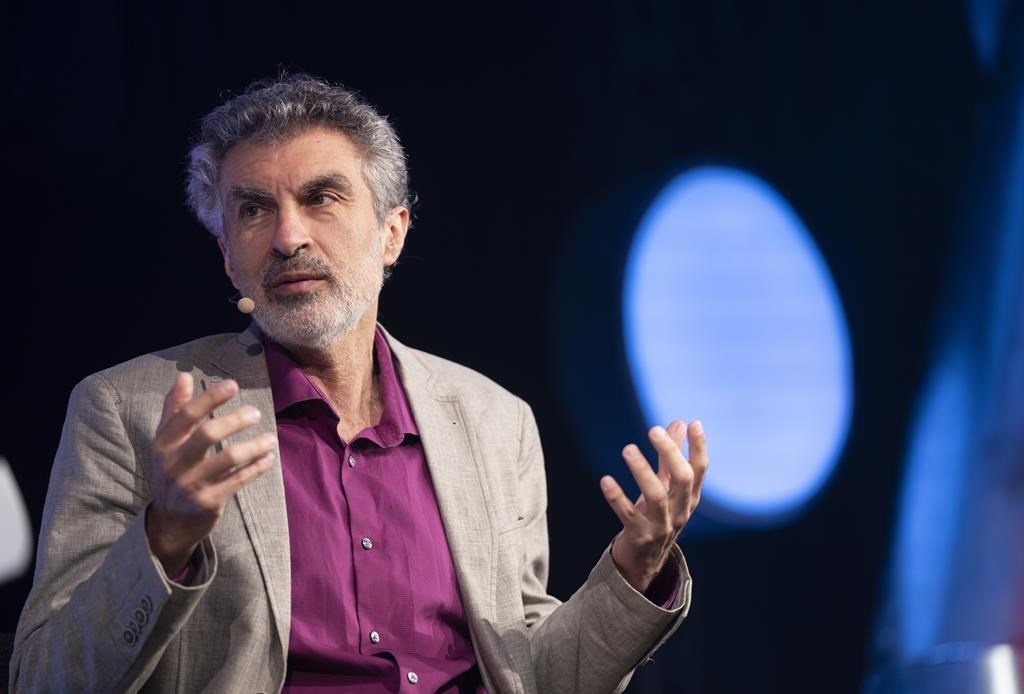 Yoshua Bengio, một trong những nhà tiên phong về AI, hiện là giáo sư tại Đại học Montréal, đồng thời là người sáng lập và cố vấn khoa học của Viện Trí tuệ Nhân tạo Mila-Quebec Yoshua Bengio, một trong những nhà tiên phong về AI, hiện là giáo sư tại Đại học Montréal, đồng thời là người sáng lập và cố vấn khoa học của Viện Trí tuệ Nhân tạo Mila-Quebec