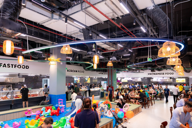 Vincom Mega Mall Royal Island thu hút đông đảo khách hàng mua sắm, vui chơi và trải nghiệm ngay trong sáng khai trương Vincom Mega Mall Royal Island thu hút đông đảo khách hàng mua sắm, vui chơi và trải nghiệm ngay trong sáng khai trương