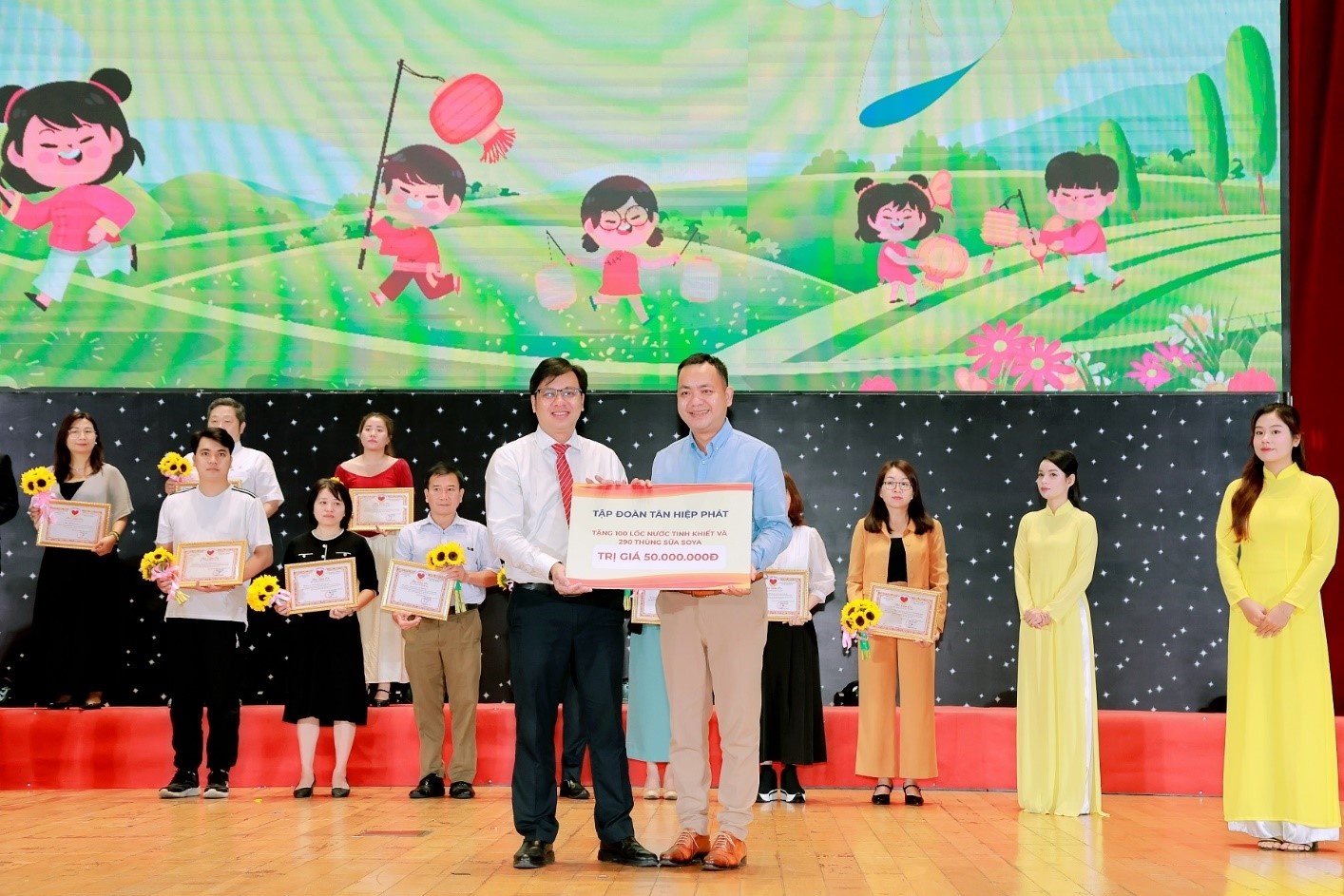 Công ty Tân Hiệp Phát trao tặng hàng ngàn phần quà trung thu cho các em thiếu nhi có hoàn cảnh khó khăn tại khu vực Bình Dương (nay là TP.HCM).