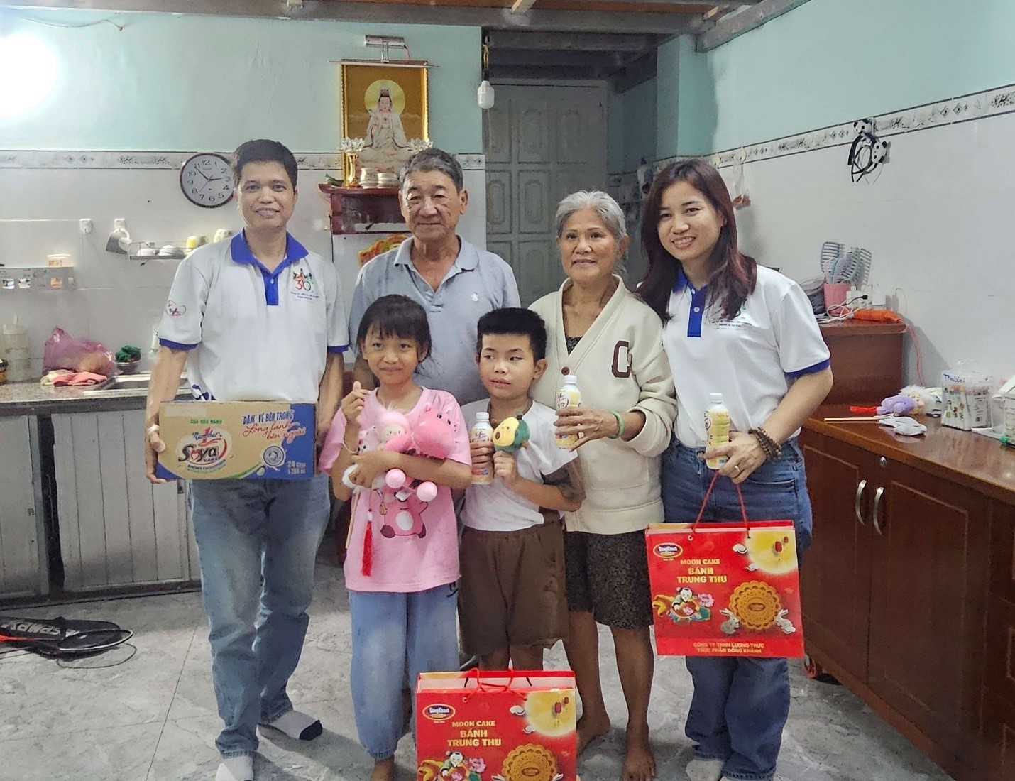 Cán bộ nhân viên Công ty Tân Hiệp Phát thăm hỏi, động viên và trao tặng quà Trung thu cho các em nhỏ trong chương trình “Cùng con đi tiếp cuộc đời” tại TP.HCM.