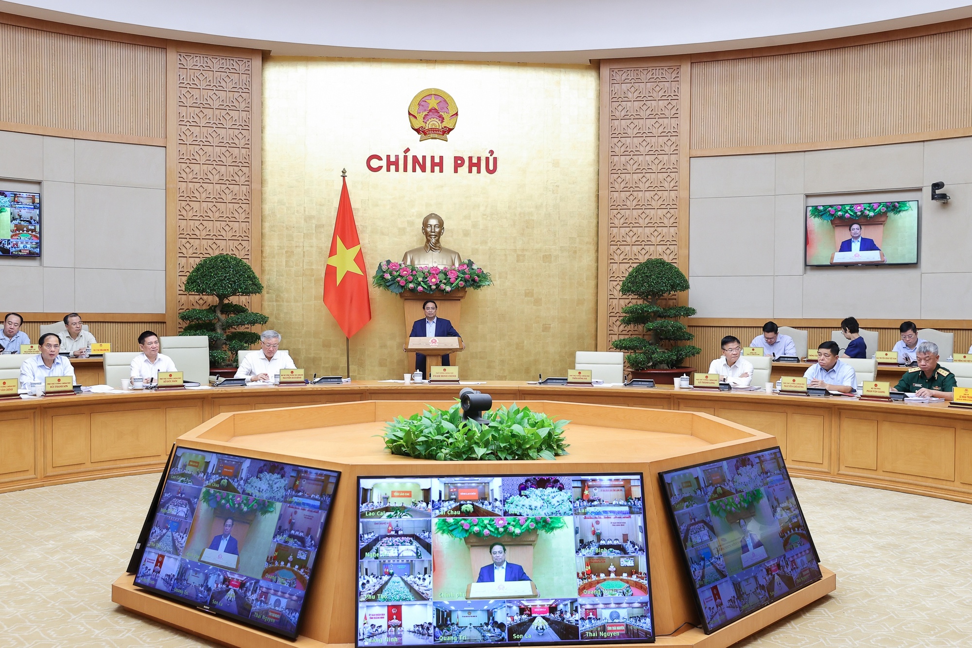 Thủ tướng chủ trì Hội nghị - Ảnh: VGP/Nhật Bắc Thủ tướng chủ trì Hội nghị - Ảnh: VGP/Nhật Bắc