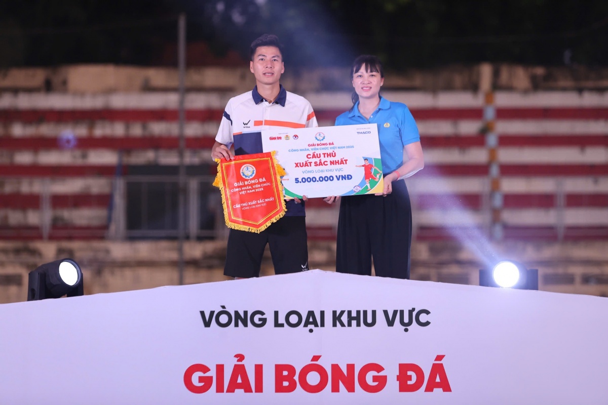 Nguyễn Anh Sơn giành danh hiệu Cầu thủ xuất sắc nhất vòng loại phía Bắc 