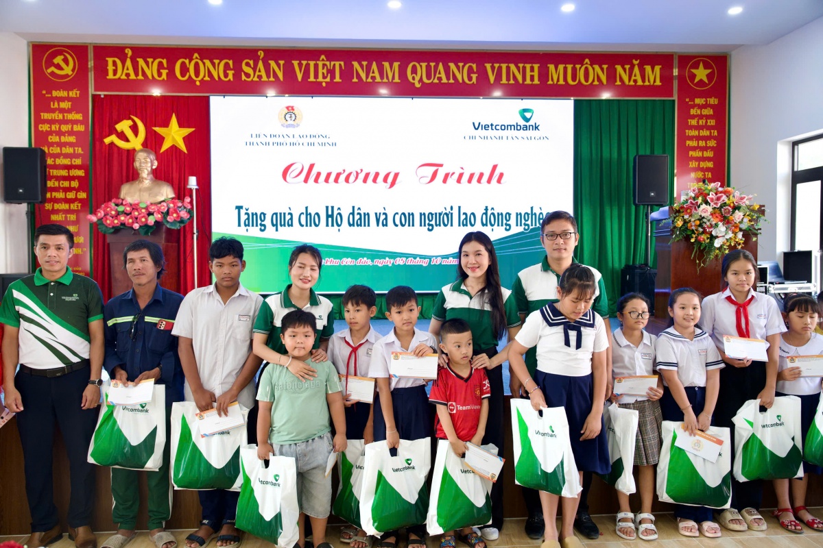 Vui Trung thu cùng trẻ em khó khăn: Nét đẹp văn hoá doanh nghiệp Vui Trung thu cùng trẻ em khó khăn: Nét đẹp văn hoá doanh nghiệp