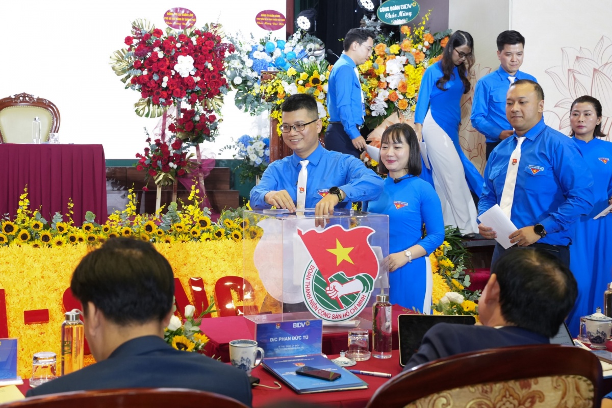 Các đại biểu bỏ phiếu bầu Ban Chấp hành Đoàn Thanh niên BIDV nhiệm kỳ 2025 - 2030