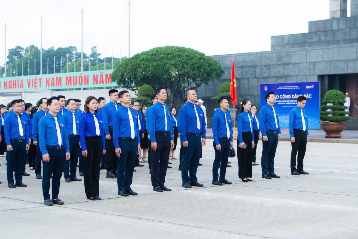Đoàn đại biểu BIDV do đồng chí Phạm Văn Toàn – Bí thư Đoàn Thanh niên BIDV khóa XIV làm trưởng đoàn đã làm lễ báo công và viếng Lăng Chủ tịch Hồ Chí Minh