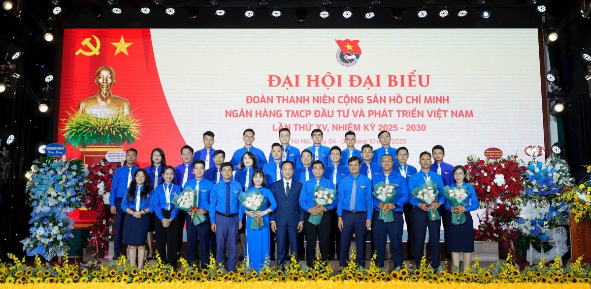 Đồng chí Lại Xuân Lâm, đồng chí Bùi Quang Huy và đồng chí Bùi Hoàng Tùng chụp ảnh lưu niệm cùng Ban Chấp hành Đoàn Thanh niên BIDV nhiệm kỳ 2025 - 2030 