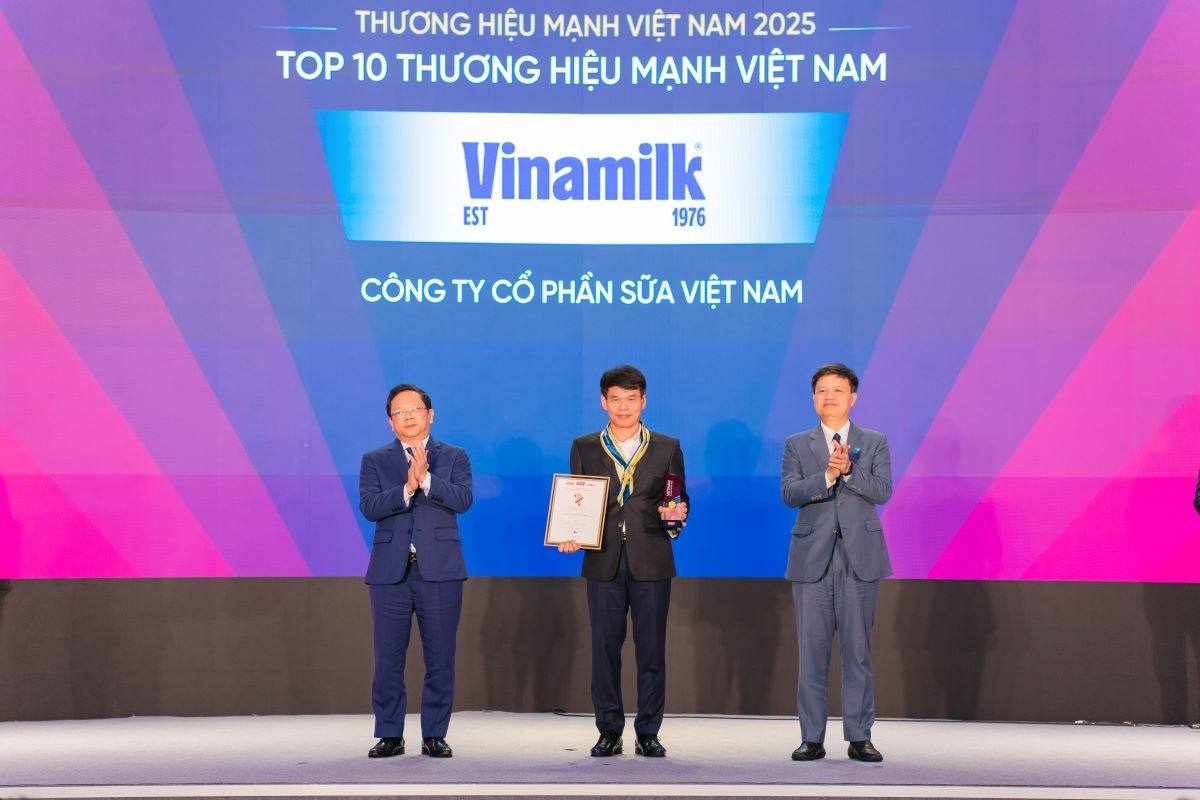 Đại diện Vinamilk - Ông Phạm Tuyên, Giám đốc Chi nhánh Vinamilk Hà Nội nhận vinh danh Top 10 Thương hiệu Mạnh Việt Nam 2025 Đại diện Vinamilk - Ông Phạm Tuyên, Giám đốc Chi nhánh Vinamilk Hà Nội nhận vinh danh Top 10 Thương hiệu Mạnh Việt Nam 2025