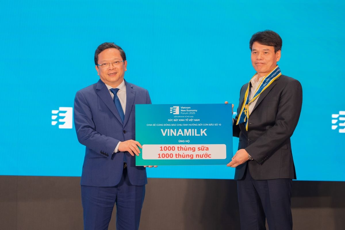 Đại diện Vinamilk - Ông Phạm Tuyên, Giám đốc Chi nhánh Vinamilk Hà Nội - chia sẻ cùng đồng bào chịu ảnh hưởng bởi cơn bão số 10 Đại diện Vinamilk - Ông Phạm Tuyên, Giám đốc Chi nhánh Vinamilk Hà Nội - chia sẻ cùng đồng bào chịu ảnh hưởng bởi cơn bão số 10