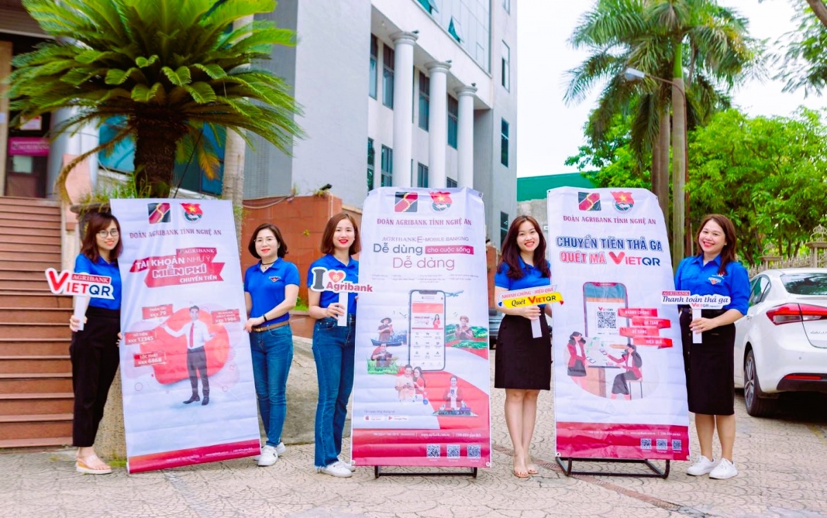 Công tác tuyên truyền, vận động việc thanh toán không dùng tiền mặt được các TCTD trên địa bàn Nghệ An quan tâm thực hiện. Công tác tuyên truyền, vận động việc thanh toán không dùng tiền mặt được các TCTD trên địa bàn Nghệ An quan tâm thực hiện.