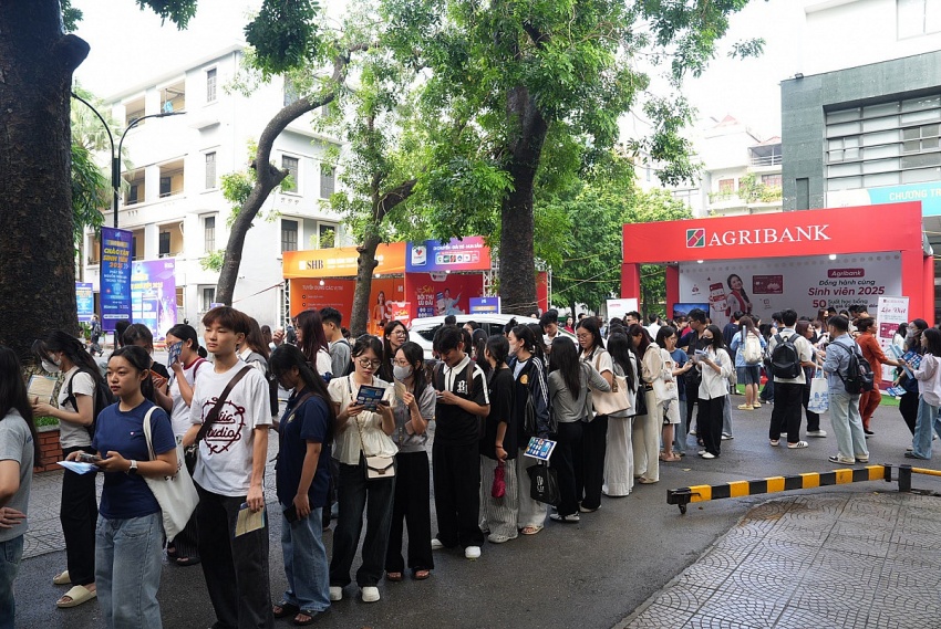 Sôi nổi Triển lãm - Hội trại sinh viên Học viện Ngân hàng