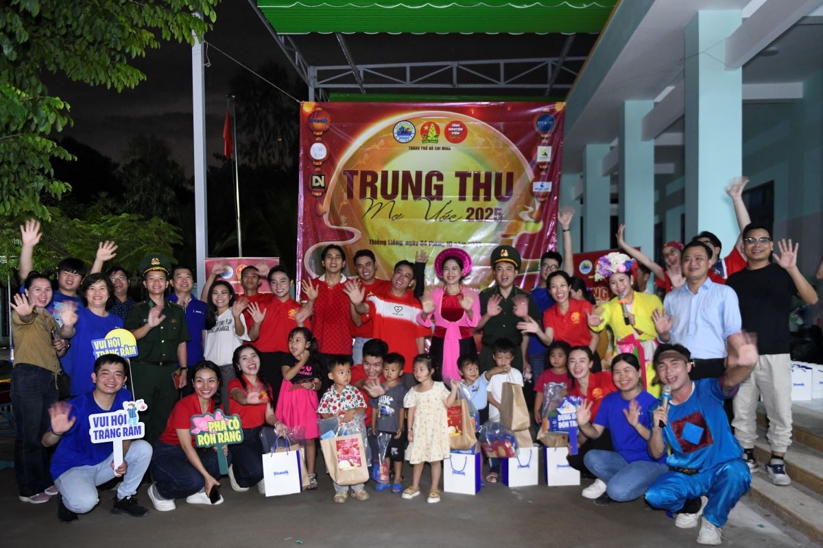 Hành trình yêu thương tiếp tục lan tỏa khi Vinamilk cùng các nghệ sĩ, tình nguyện viên mang hàng chục ngàn sản phẩm dinh dưỡng đến với thiếu nhi đảo Thiềng Liềng (TP.Hồ Chí Minh) trong chương trình “Trung thu mơ ước”. Hành trình yêu thương tiếp tục lan tỏa khi Vinamilk cùng các nghệ sĩ, tình nguyện viên mang hàng chục ngàn sản phẩm dinh dưỡng đến với thiếu nhi đảo Thiềng Liềng (TP.Hồ Chí Minh) trong chương trình “Trung thu mơ ước”.