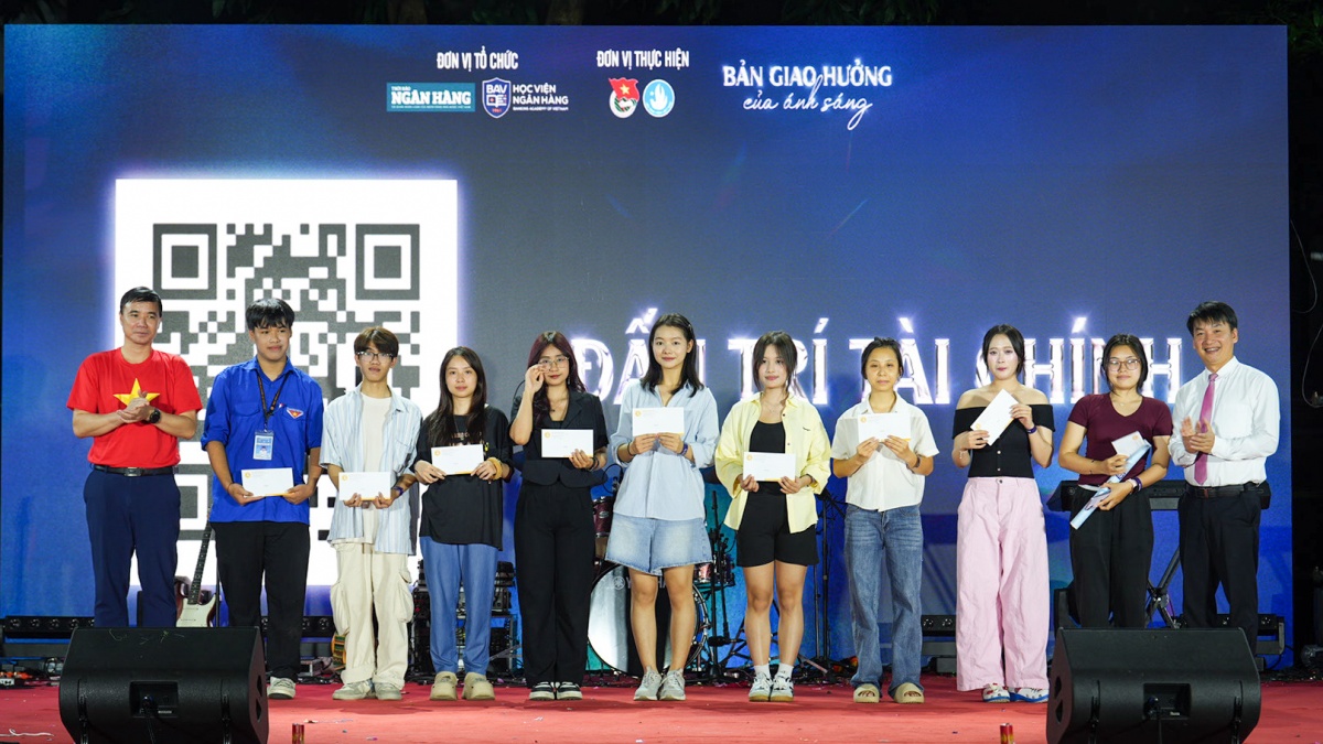 Sôi động Đại nhạc hội chào đón tân sinh viên Học viện Ngân hàng