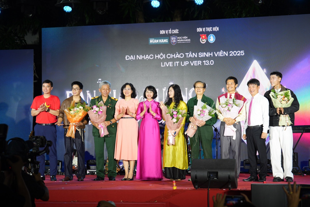 Sôi động Đại nhạc hội chào đón tân sinh viên Học viện Ngân hàng