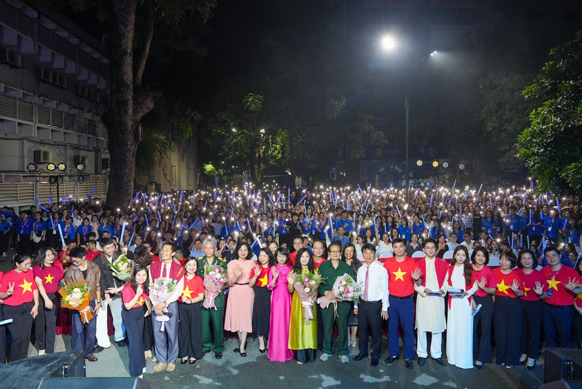 Sôi động Đại nhạc hội chào đón tân sinh viên Học viện Ngân hàng