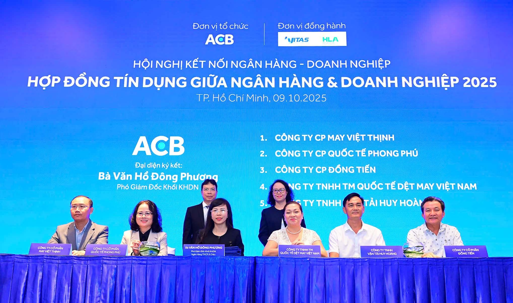 ACB ký kết hợp đồng cung cấp tín dụng cho các doanh nghiệp lớn tại hội nghị ngành Dệt may