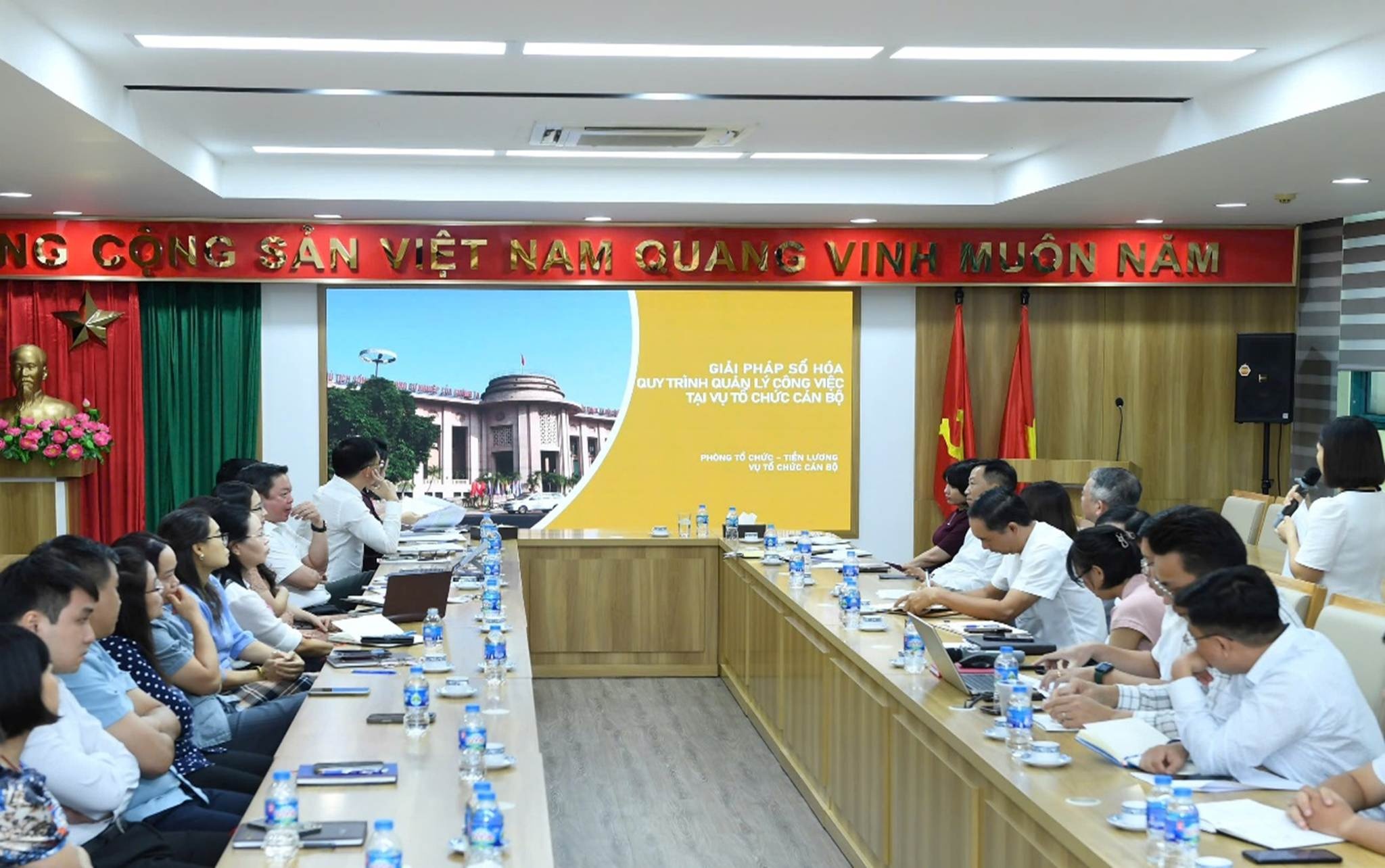 “Không chỉ là công cụ hỗ trợ quản lý, phần mềm này còn là nền tảng số hóa toàn diện, tạo nên hệ sinh thái làm việc thông minh và minh bạch - hướng đến một nền hành chính hiện đại trong NHNN” đại diện nhóm sáng kiến cho biết “Không chỉ là công cụ hỗ trợ quản lý, phần mềm này còn là nền tảng số hóa toàn diện, tạo nên hệ sinh thái làm việc thông minh và minh bạch - hướng đến một nền hành chính hiện đại trong NHNN” đại diện nhóm sáng kiến cho biết