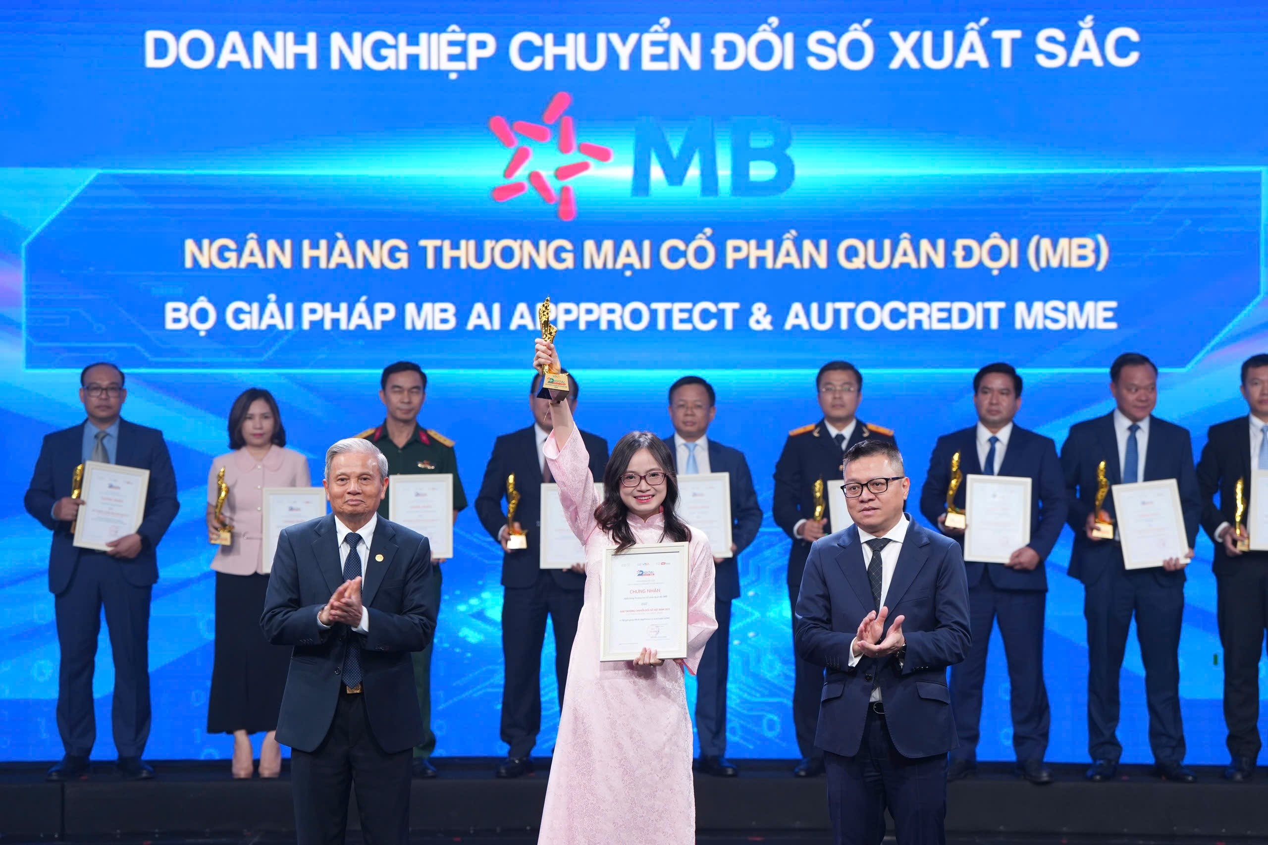 Đại diện MB, bà Phạm Thị Kim Phượng – Giám đốc dự án Nhà máy số Doanh nghiệp lên nhận giải thưởng Đại diện MB, bà Phạm Thị Kim Phượng – Giám đốc dự án Nhà máy số Doanh nghiệp lên nhận giải thưởng
