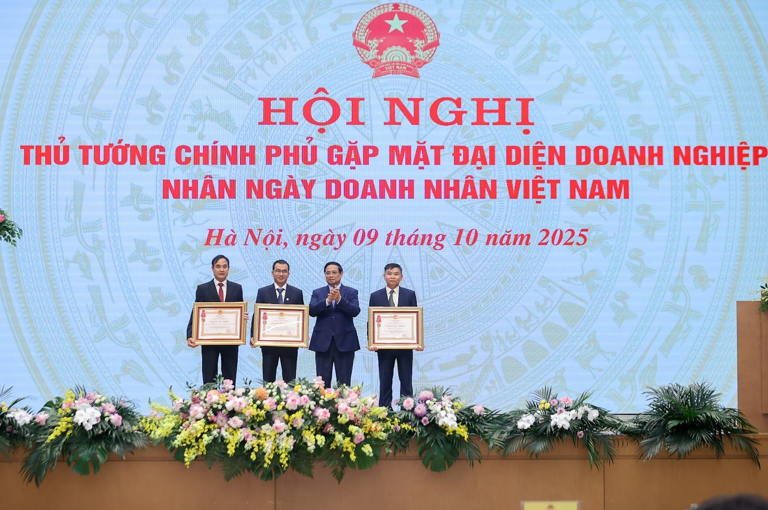 Thủ tướng Chính phủ Phạm Minh Chính đã thay mặt lãnh đạo Đảng, Nhà nước trao tặng Huân chương Lao động hạng 3 cho 3 đơn vị - Ảnh: VGP/Nhật Bắc