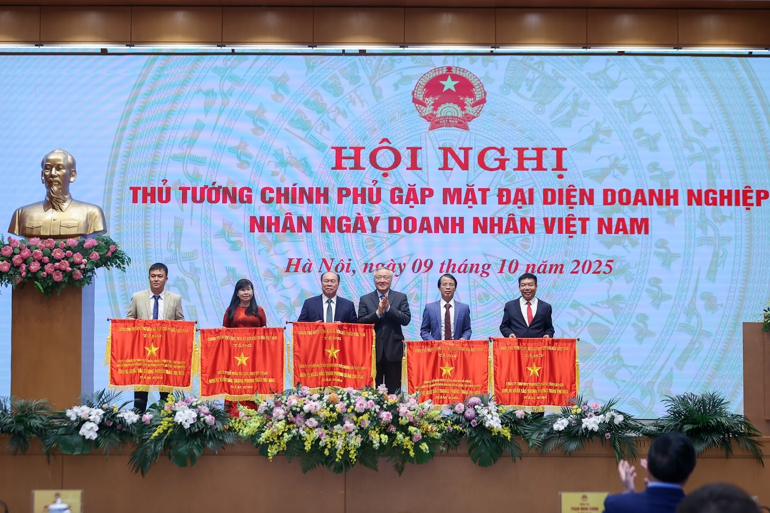 Phó Thủ tướng Thường trực Nguyễn Hòa Bình trao tặng Cờ Thi đua của Chính phủ cho 5 đơn vị - Ảnh: VGP/Nhật Bắc