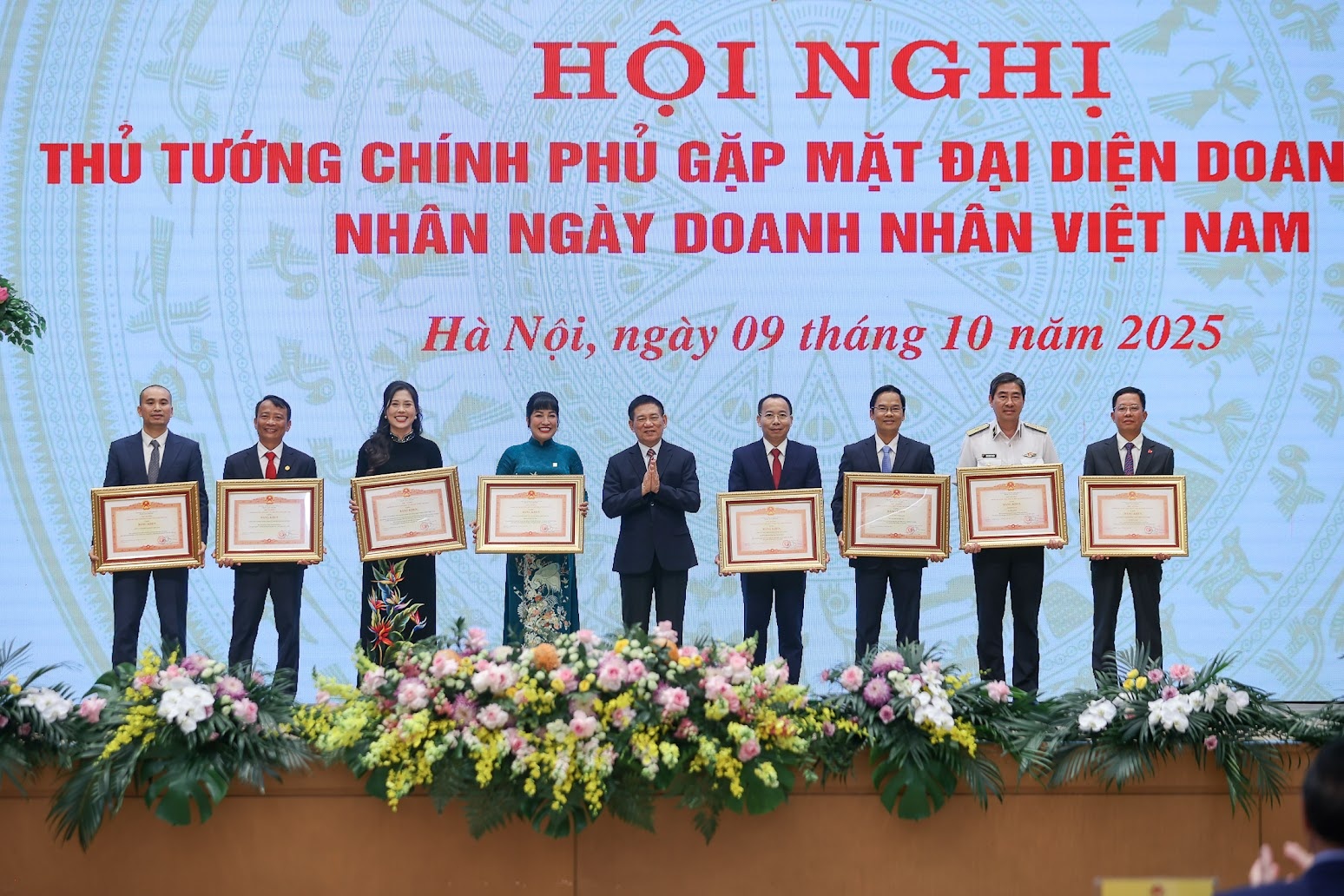 Phó Thủ tướng Hồ Đức Phớc trao tặng Bằng khen của Thủ tướng Chính phủ cho 8 đơn vị - Ảnh: VGP/Nhật Bắc