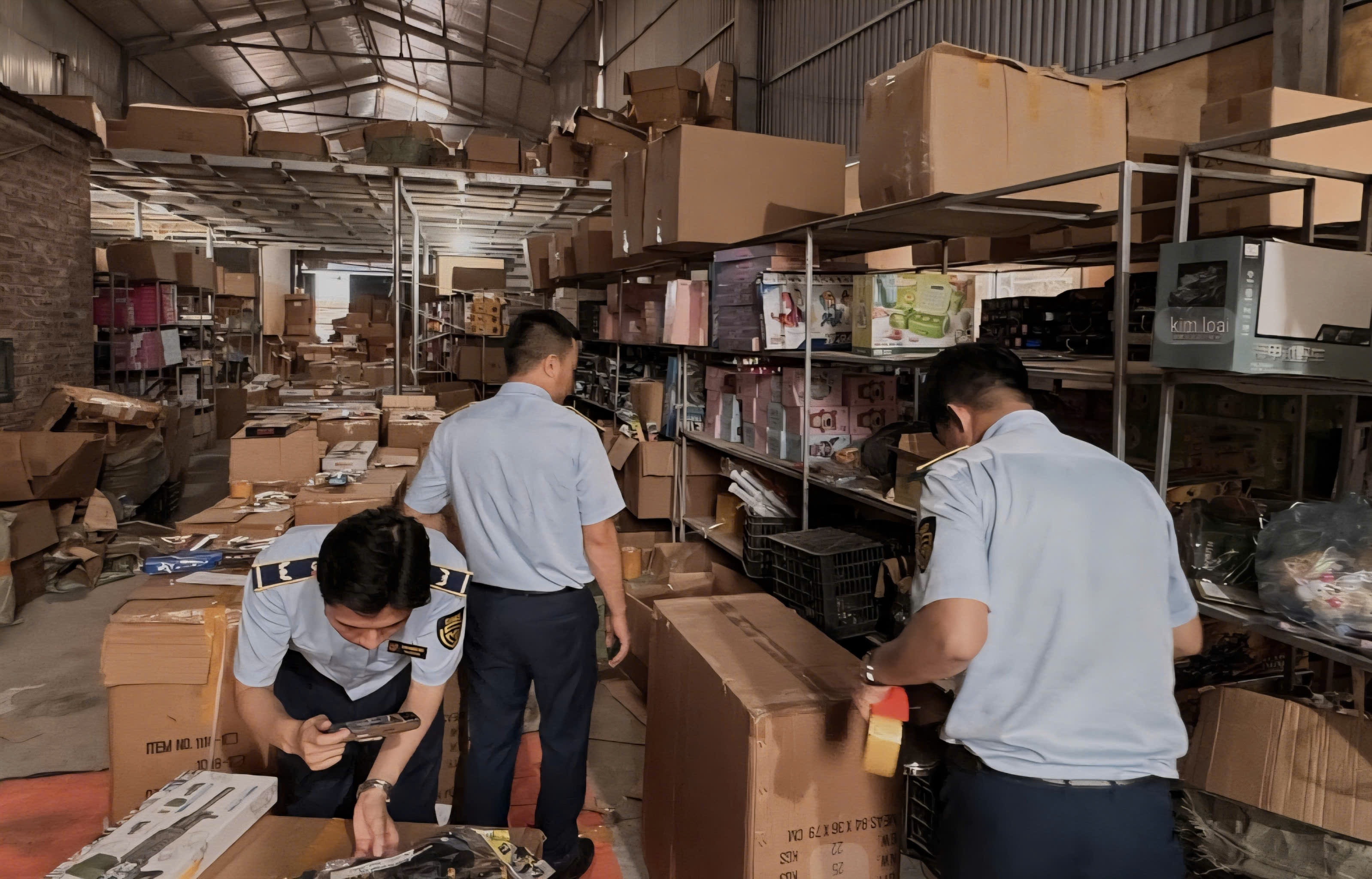 Để ngăn chặn hàng giả, trách nhiệm không chỉ thuộc về cơ quan quản lý hay sàn TMĐT mà còn cần sự phối hợp từ doanh nghiệp và người tiêu dùng.