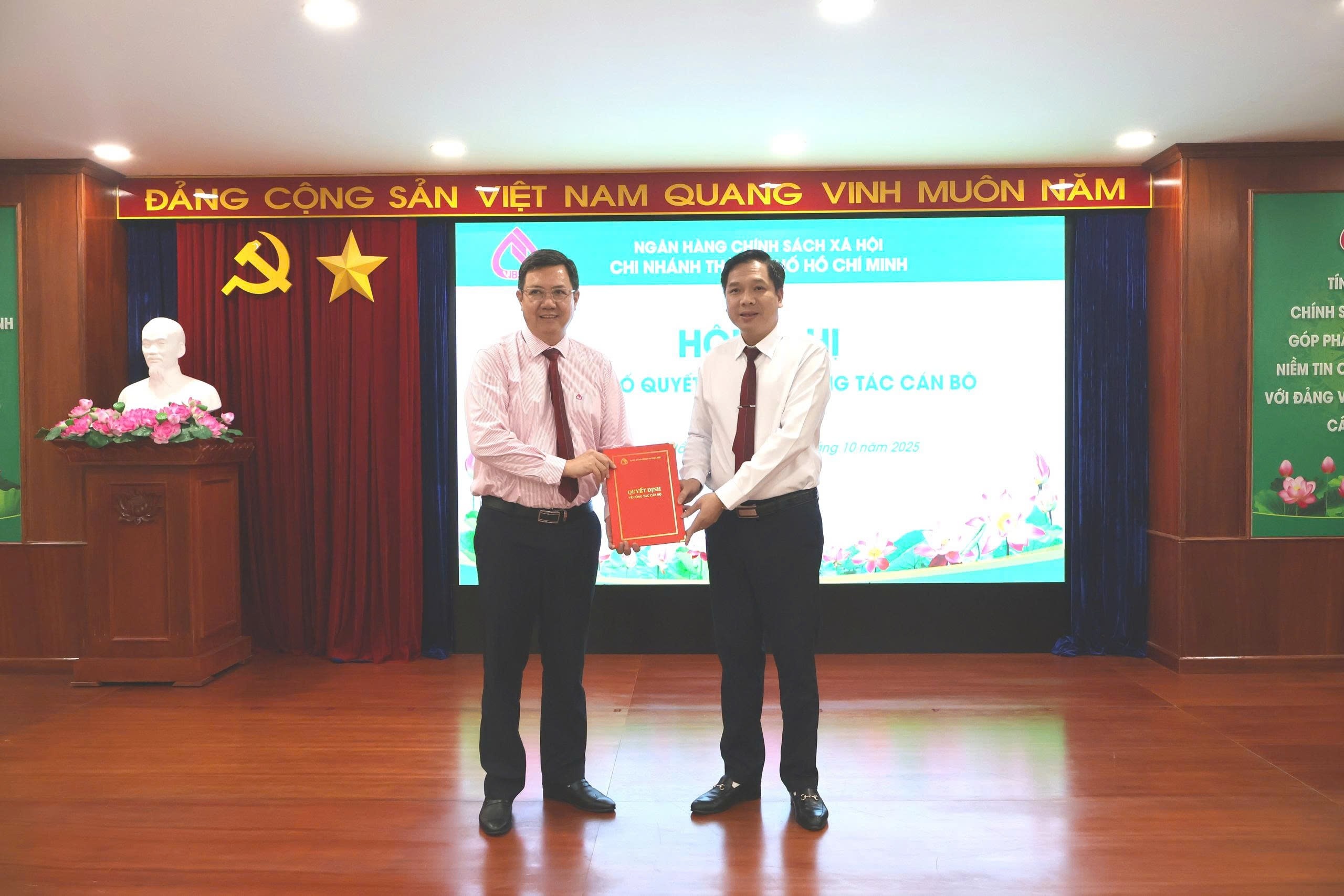 Ông Vương Văn Minh - Phó Tổng Giám đốc Ngân hàng Chính sách Xã hội (bên phải) trao Quyết định bổ nhiệm cho ông Trần Văn Tiên - Giám đốc Chi nhánh Ngân hàng Chính sách xã hội TP. Hồ Chí Minh. Ông Vương Văn Minh - Phó Tổng Giám đốc Ngân hàng Chính sách Xã hội (bên phải) trao Quyết định bổ nhiệm cho ông Trần Văn Tiên - Giám đốc Chi nhánh Ngân hàng Chính sách xã hội TP. Hồ Chí Minh.