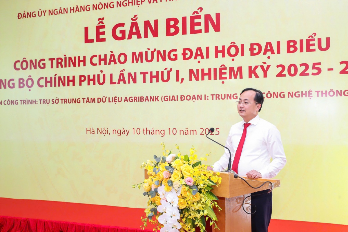 Đảng ủy Agribank gắn biển công trình chào mừng Đại hội Đảng bộ Chính phủ nhiệm kỳ 2025–2030 Đảng ủy Agribank gắn biển công trình chào mừng Đại hội Đảng bộ Chính phủ nhiệm kỳ 2025–2030