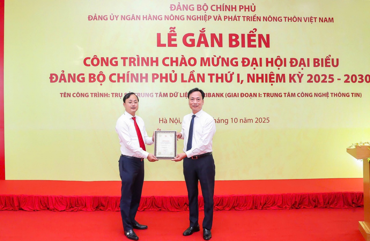 Đảng ủy Agribank gắn biển công trình chào mừng Đại hội Đảng bộ Chính phủ nhiệm kỳ 2025–2030 Đảng ủy Agribank gắn biển công trình chào mừng Đại hội Đảng bộ Chính phủ nhiệm kỳ 2025–2030
