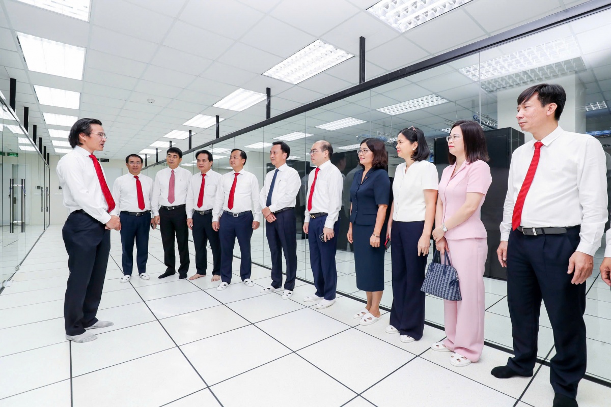 Đảng ủy Agribank gắn biển công trình chào mừng Đại hội Đảng bộ Chính phủ nhiệm kỳ 2025–2030 Đảng ủy Agribank gắn biển công trình chào mừng Đại hội Đảng bộ Chính phủ nhiệm kỳ 2025–2030