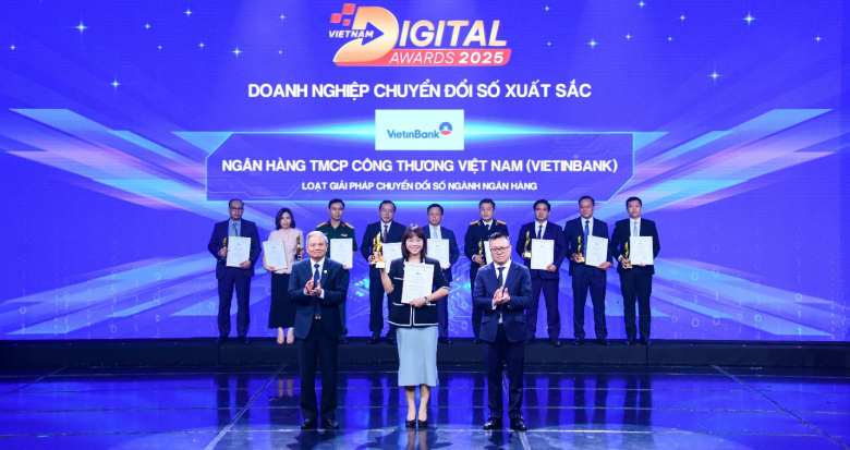 Bà Phùng Thu Hà – Trưởng Ban Chuyển đổi số VietinBank đại diện nhận giải thưởng Doanh nghiệp Chuyển đổi số xuất sắc 2025 Bà Phùng Thu Hà – Trưởng Ban Chuyển đổi số VietinBank đại diện nhận giải thưởng Doanh nghiệp Chuyển đổi số xuất sắc 2025