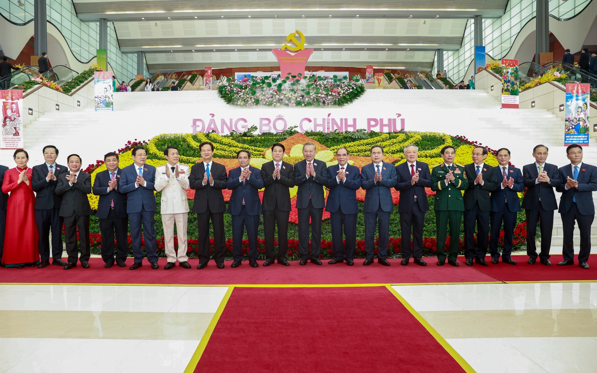 Tổng Bí thư Tô Lâm, Chủ tịch nước Lương Cường, Thủ tướng Phạm Minh Chính, Chủ tịch Quốc hội Trần Thanh Mẫn và các đồng chí lãnh đạo, nguyên lãnh đạo Đảng, Nhà nước dự Đại hội Đảng bộ Chính phủ lần thứ I, nhiệm kỳ 2025-2030 - Ảnh: VGP/Nhật Bắc Tổng Bí thư Tô Lâm, Chủ tịch nước Lương Cường, Thủ tướng Phạm Minh Chính, Chủ tịch Quốc hội Trần Thanh Mẫn và các đồng chí lãnh đạo, nguyên lãnh đạo Đảng, Nhà nước dự Đại hội Đảng bộ Chính phủ lần thứ I, nhiệm kỳ 2025-2030 - Ảnh: VGP/Nhật Bắc