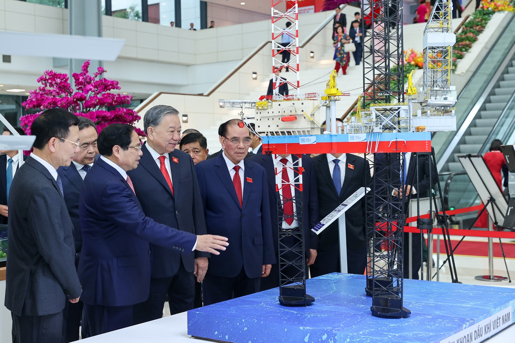 Tổng Bí thư Tô Lâm, Thủ tướng Phạm Minh Chính và các đồng chí lãnh đạo, nguyên lãnh đạo Đảng, Nhà nước tham quan triển lãm chào mừng Đại hội đại biểu Đảng bộ Chính phủ lần thứ I, nhiệm kỳ 2025-2030 - Ảnh: VGP/Nhật Bắc Tổng Bí thư Tô Lâm, Thủ tướng Phạm Minh Chính và các đồng chí lãnh đạo, nguyên lãnh đạo Đảng, Nhà nước tham quan triển lãm chào mừng Đại hội đại biểu Đảng bộ Chính phủ lần thứ I, nhiệm kỳ 2025-2030 - Ảnh: VGP/Nhật Bắc