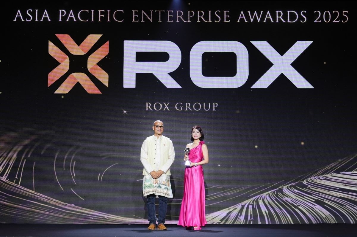 Đại diện ROX Group nhận vinh danh “Thương hiệu truyền cảm hứng” tại Lễ trao giải APEA 2025