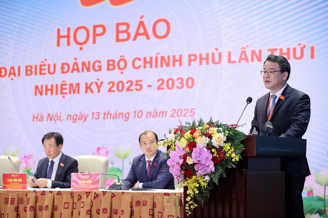 Thứ trưởng Bộ Tài chính Trần Quốc Phương trả lời tại họp báo - Ảnh: VGP/Nhật Bắc