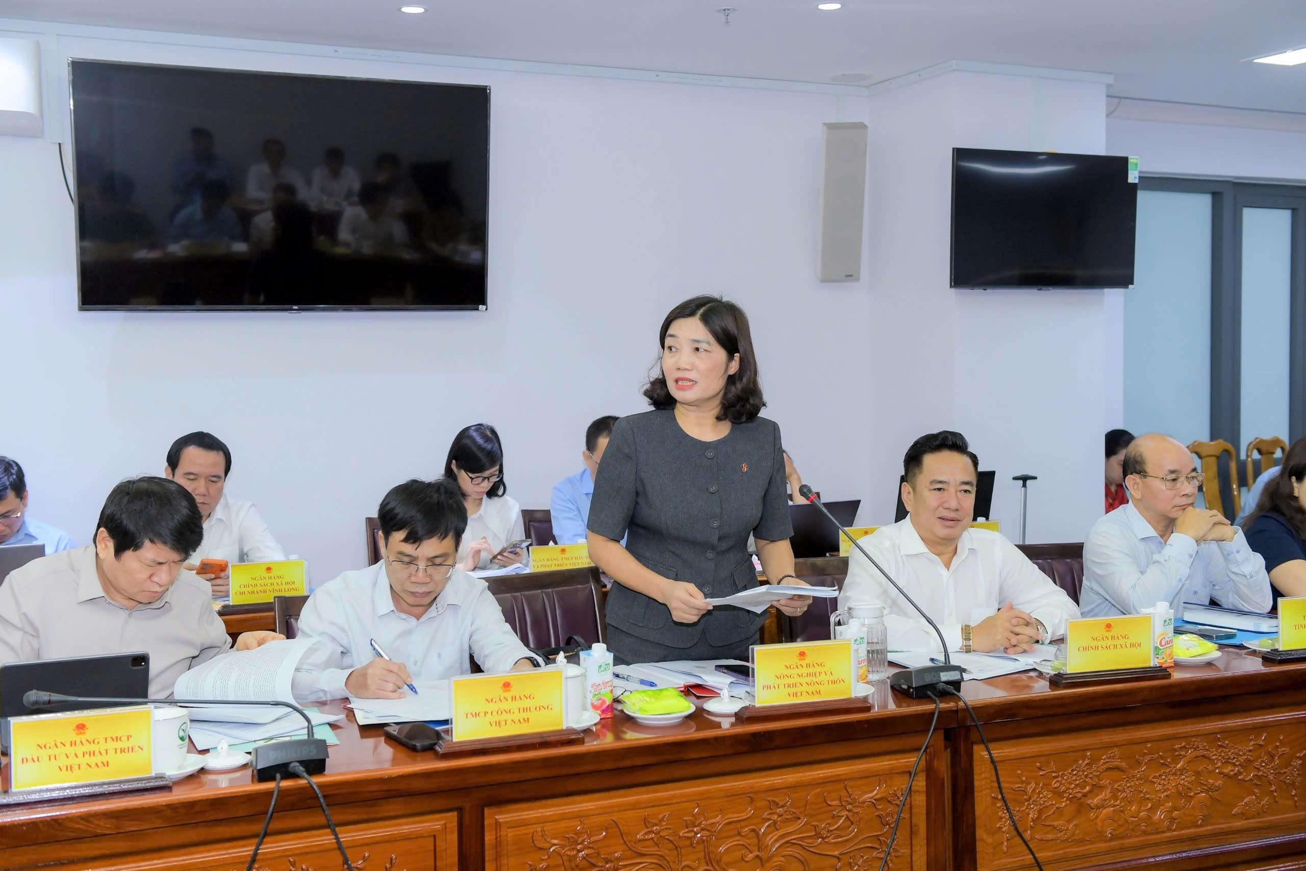 Các ngân hàng thương mại lớn tham gia giải đáp về cơ chế tiền tệ, ngân hàng với các doanh nghiệp - Ảnh: Đức Khanh Các ngân hàng thương mại lớn tham gia giải đáp về cơ chế tiền tệ, ngân hàng với các doanh nghiệp - Ảnh: Đức Khanh
