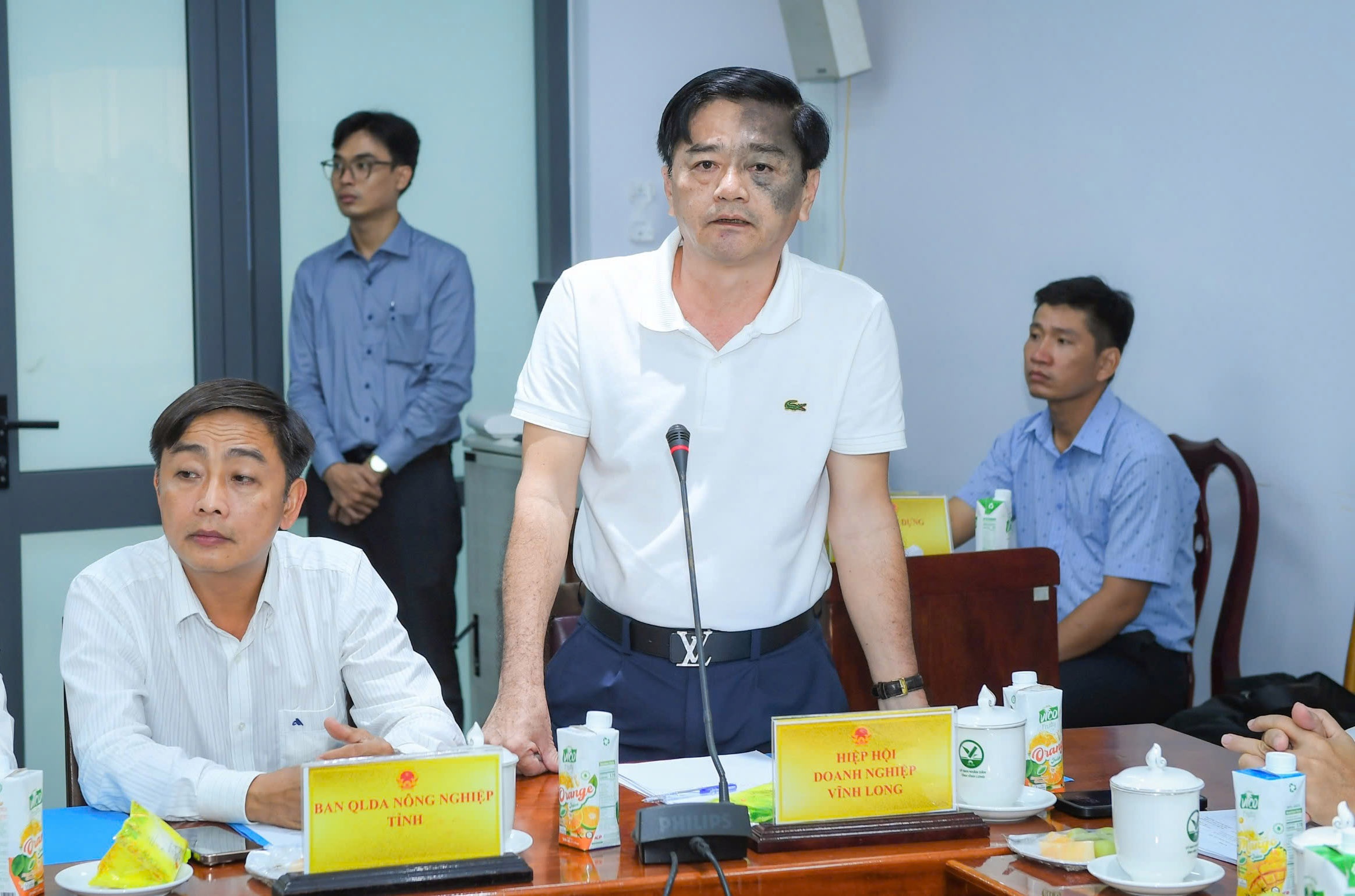 Đại diện doanh nghiệp của tỉnh Vĩnh Long kiến nghị về cơ chế lãi suất với ngân hàng - Ảnh: Đức Khanh Đại diện doanh nghiệp của tỉnh Vĩnh Long kiến nghị về cơ chế lãi suất với ngân hàng - Ảnh: Đức Khanh