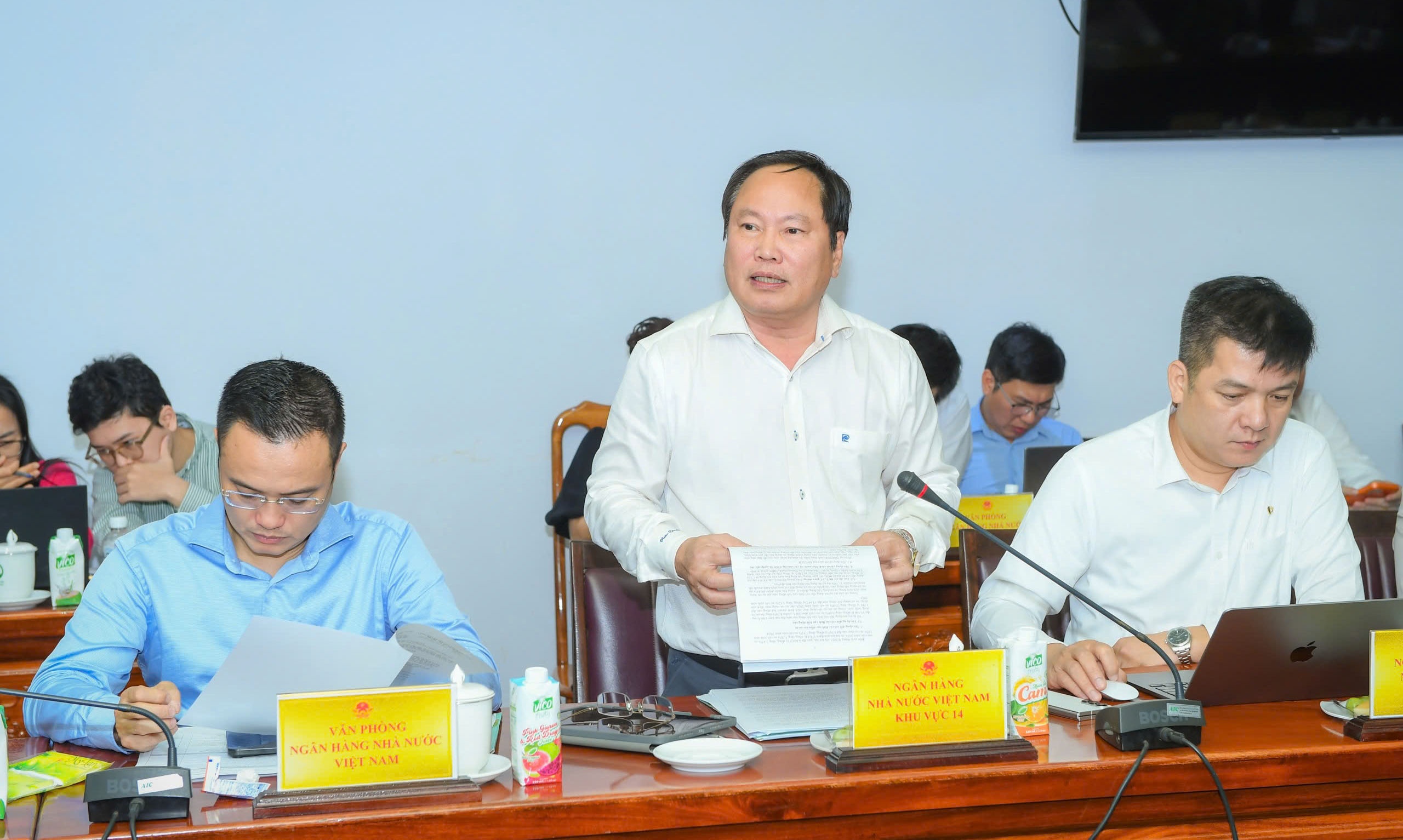 Ông Trần Quốc Hà – quyền giám đốc Ngân hàng Nhà nước chi nhánh Khu vực 14 báo cáo về hoạt động tín dụng, lãi suất ngân hàng trên địa bàn - Ảnh: Đức Khanh Ông Trần Quốc Hà – quyền giám đốc Ngân hàng Nhà nước chi nhánh Khu vực 14 báo cáo về hoạt động tín dụng, lãi suất ngân hàng trên địa bàn - Ảnh: Đức Khanh