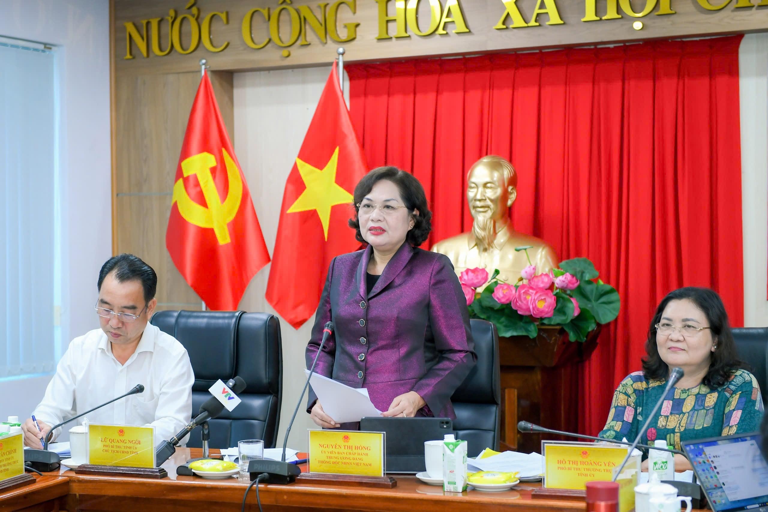Thống đốc Nguyễn Thị Hồng làm việc với Vĩnh Long