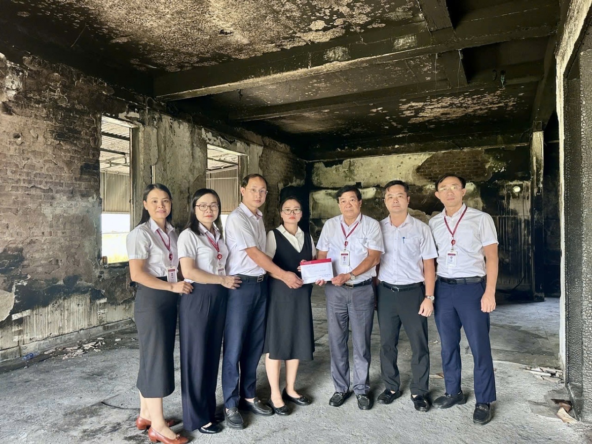 Công đoàn Agribank đã hỗ trợ 100 triệu đồng tới gia đình cán bộ bị hỏa hoạn Công đoàn Agribank đã hỗ trợ 100 triệu đồng tới gia đình cán bộ bị hỏa hoạn