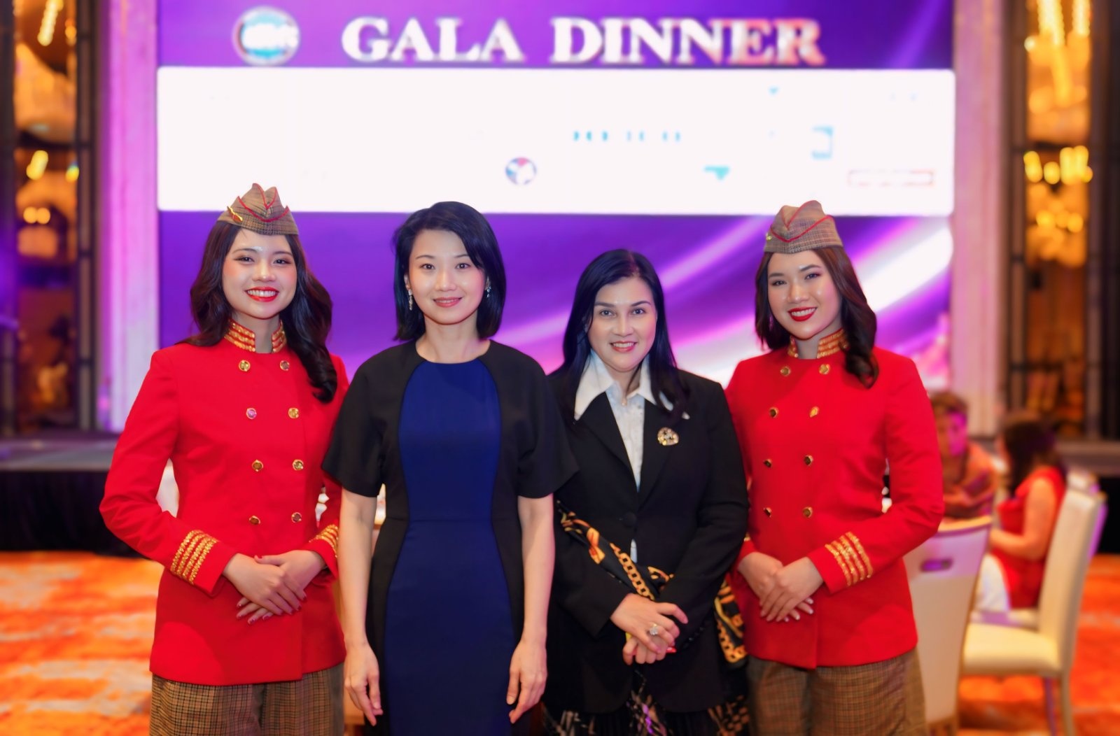 Bà Hồ Ngọc Yến Phương – Thành viên HĐQT, Phó Tổng Giám đốc Tài chính Vietjet (thứ 2 từ phải sang) và Bộ trưởng cấp cao Singapore Sun Xueling (thứ hai từ trái sang) tham dự Hội nghị Phụ nữ Hàng không Thế giới 2025 tại Singapore Bà Hồ Ngọc Yến Phương – Thành viên HĐQT, Phó Tổng Giám đốc Tài chính Vietjet (thứ 2 từ phải sang) và Bộ trưởng cấp cao Singapore Sun Xueling (thứ hai từ trái sang) tham dự Hội nghị Phụ nữ Hàng không Thế giới 2025 tại Singapore