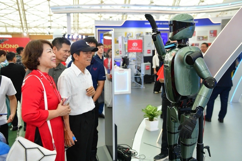 Người dân tương tác với robot trước không gian triển lãm của Bộ KH&CN, nằm trong khuôn khổ Triển lãm Mở đường cho AI phát triển: Cần luật, cần linh hoạt