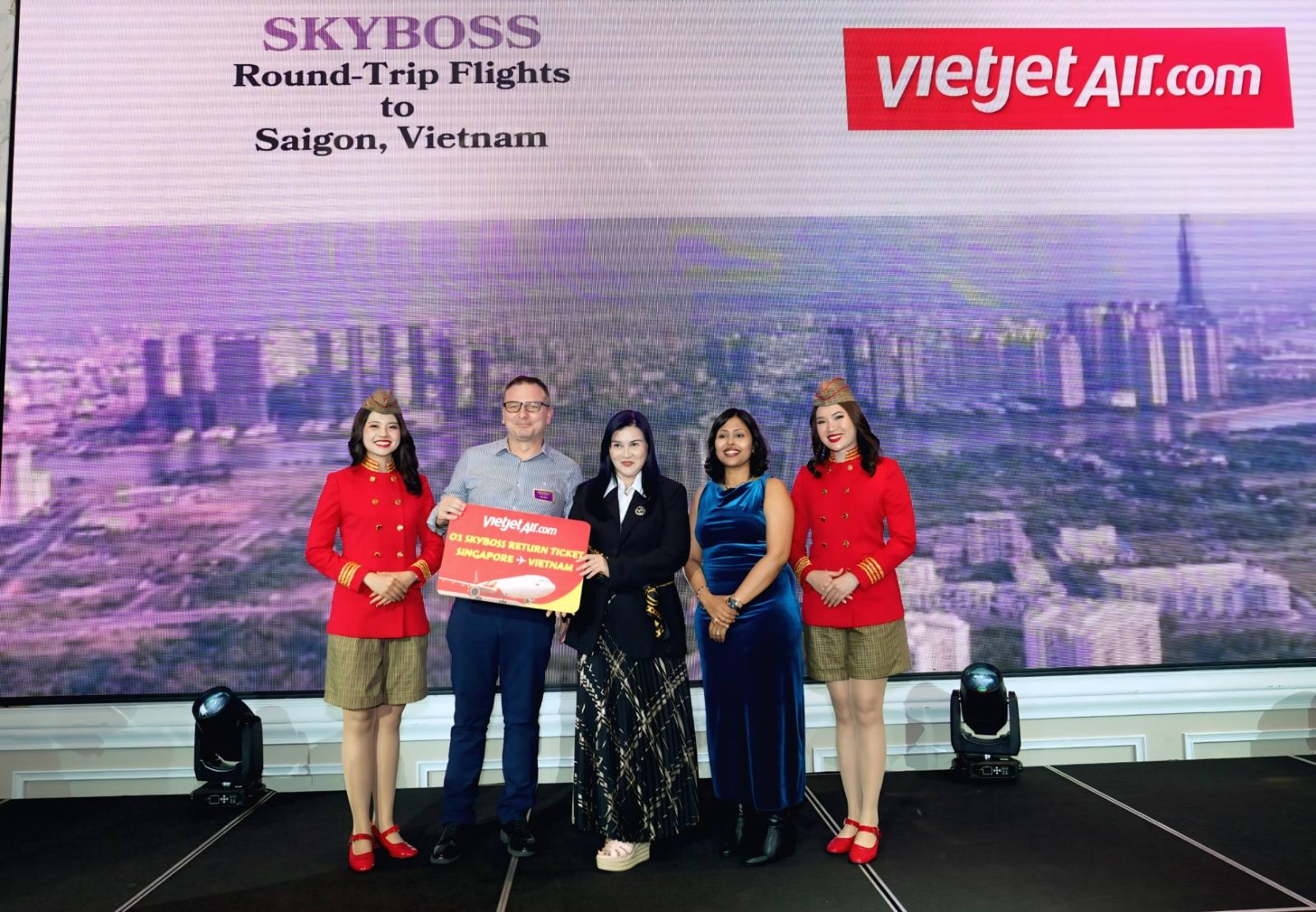 Vietjet trao tặng nhiều phần quà khích lệ những sáng kiến trao quyền cho phụ nữ tại Hội nghị Vietjet trao tặng nhiều phần quà khích lệ những sáng kiến trao quyền cho phụ nữ tại Hội nghị