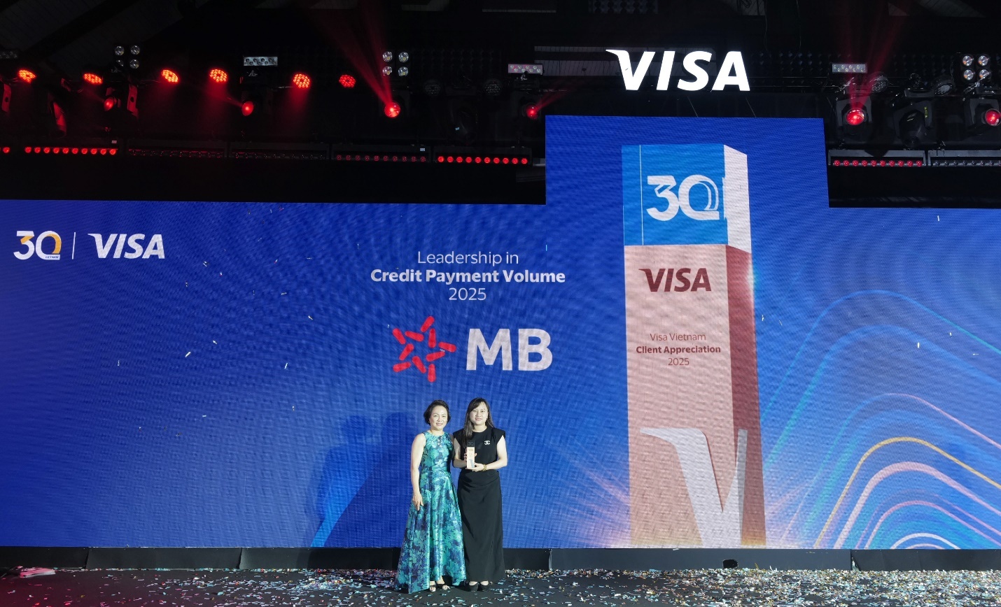 Đại diện MB nhận giải thưởng tại sự kiện kỷ niệm 30 năm của Visa tại Việt Nam Đại diện MB nhận giải thưởng tại sự kiện kỷ niệm 30 năm của Visa tại Việt Nam